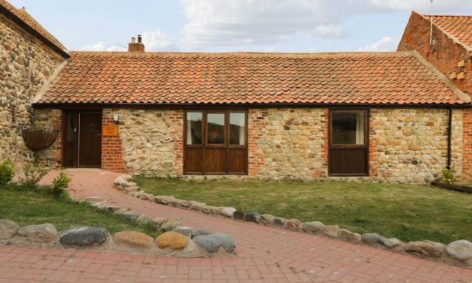Tunstall Cottage | Pet-Friendly DAISY NOOK: Characterful Cottage Awaits You