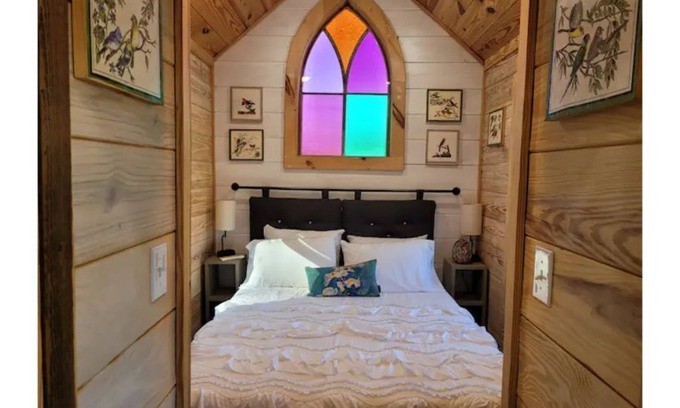 Georgia Coast House | Unique Daisy Tiny Home with Kitchen and Breakfast Included