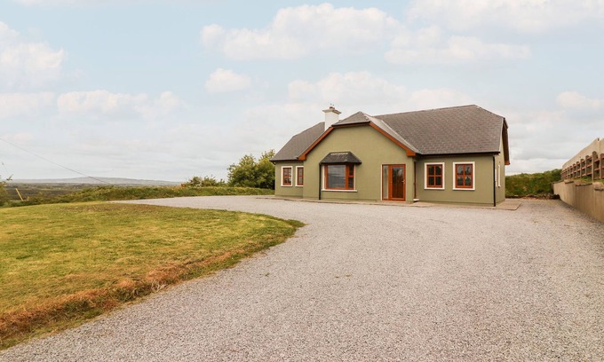 Banna House | Pet-Friendly Daisy's Cottage in Beautiful Listowel, Kerry