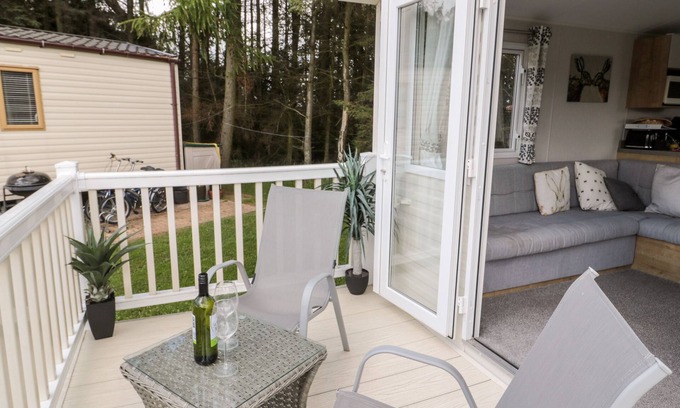 Swarland Cottage | Family-Friendly Daisy's Retreat with Hot Tub in Longframlington