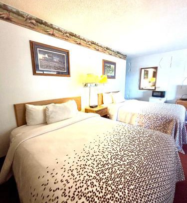 Huron Hotel | Pet-Friendly Dakota Inn with Pool and Breakfast Included