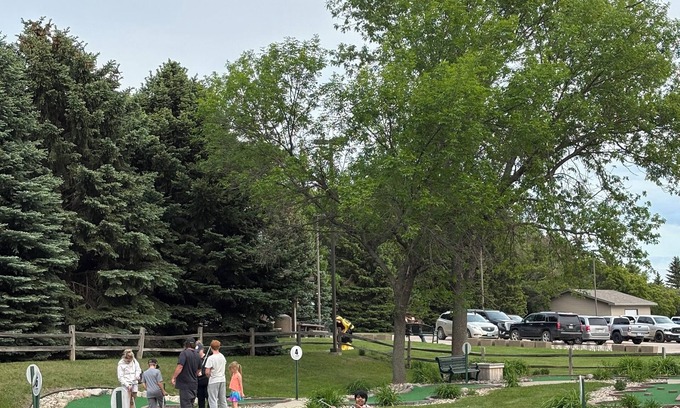 Huron Hotel | Relax at Dakota Inn: Family-Friendly with Pool & Breakfast