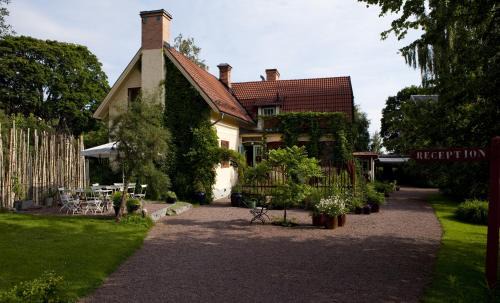 Dala-Floda House | Discover Dala-Floda Värdshus: Pet-Friendly & Scenic Retreat