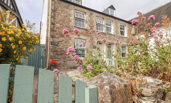 Crantock Cottage | Pet Friendly Dale Cottage: Ideal Holiday Getaway in Crantock