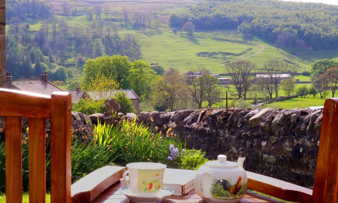 Yockenthwaite Cottage | Discover Dale View: Family-Friendly with Breakfast & Kitchen