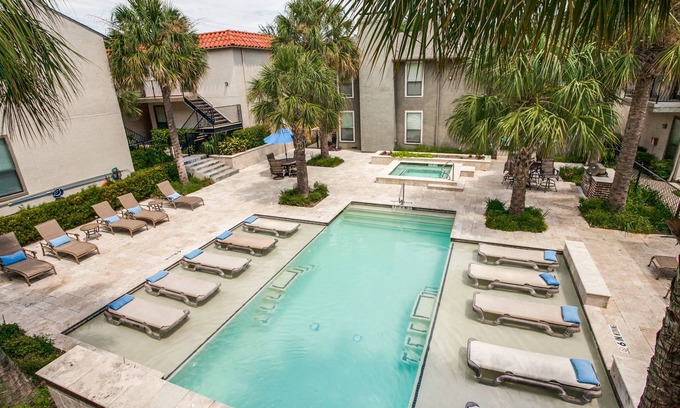 Northeast Dallas Condo | Modern 2BR Condo Near Downtown Dallas with Pool & Spa