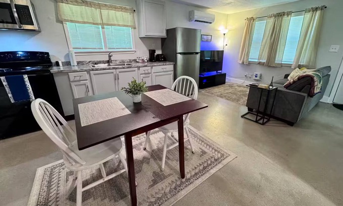 Oak Cliff Apartment | Dallas - Bishop Arts Guest Studio - Pet Friendly!