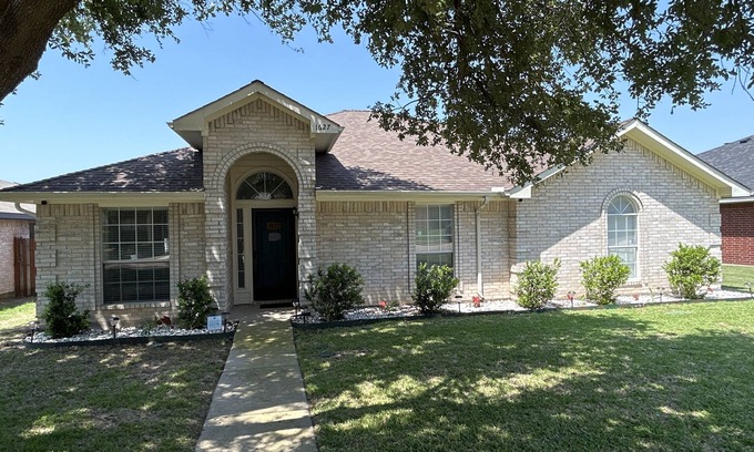 Cedar Hill House | Relaxing Retreat in Duncanville with Spa & Walking Trails