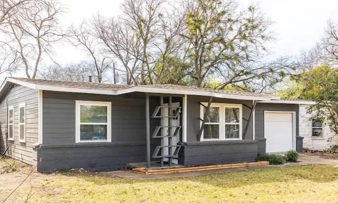 Dallas House | Inviting Dallas Fort Worth Home with Pet-Friendly Amenities