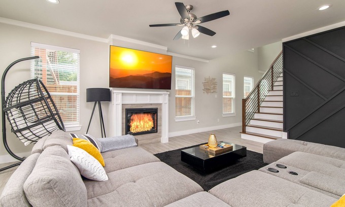 West Dallas House | Ideal Dallas Retreat for Large Groups with Spa & Breakfast