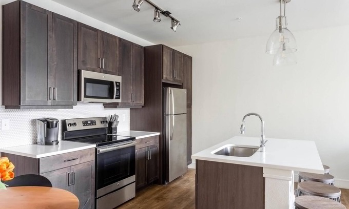 Northeast Dallas Apartment | Stylish Dallas 1BD Apartment with Pool & Breakfast Included