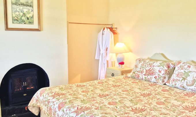 Bonney Cottage | Explore Dalton on the Lake: Top-Rated Bed and Breakfast