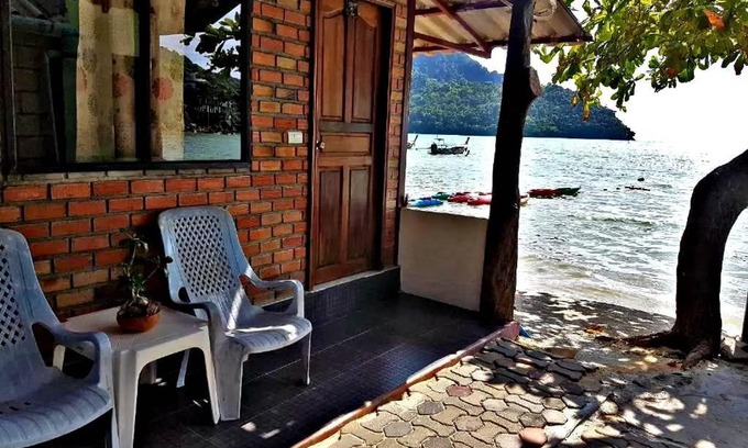 Ko Phi Phi House | Cozy Dalum Beachhouse with Oceanfront Views for Families