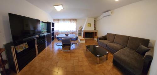 Sulmona Apartment | Cozy Dama Attic: Fireplace, Air Conditioning & Hot Tub