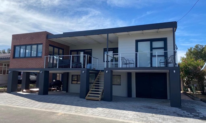 Hartenbos Apartment | Experience Damma Lekka: Oceanfront Getaway with Hot Tub