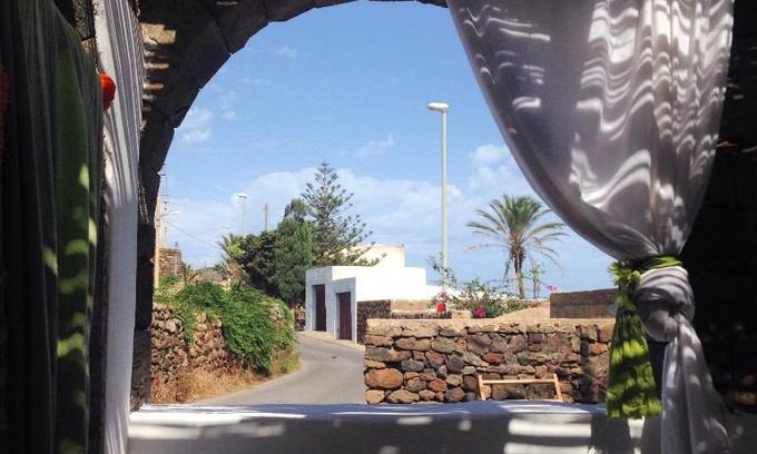 Tracino House | Cozy Dammuso Nonna Franca Near the Elephant Arch