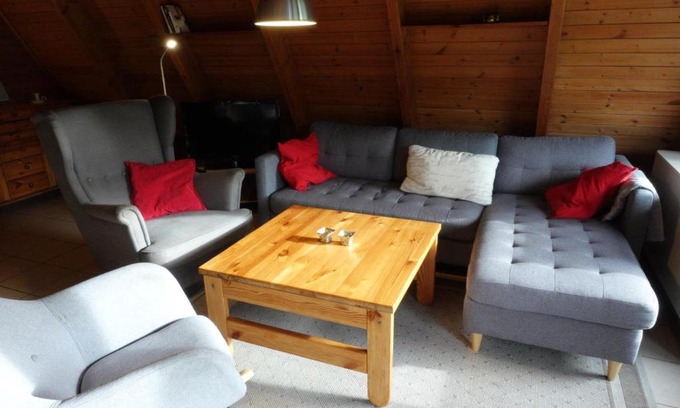 Damp House | Cozy Damp Beach House: Family-Friendly Getaway Awaits