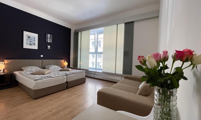 Innere Stadt House | Eco-Friendly Getaway at Dan In'n Out with Hot Tub & Breakfast