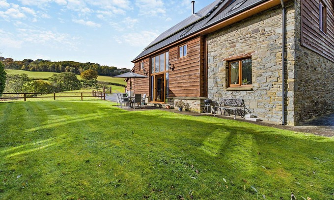 Builth Wells House | Spacious Dan yr Eglwys: Family-Friendly House for 8