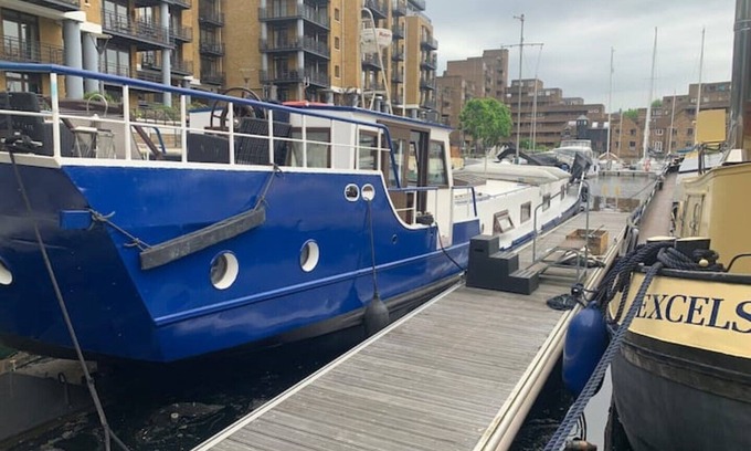 Tower Hill Boat Rental | Historic Dutch Barge Dana in Central London with Spa & Hot Tub