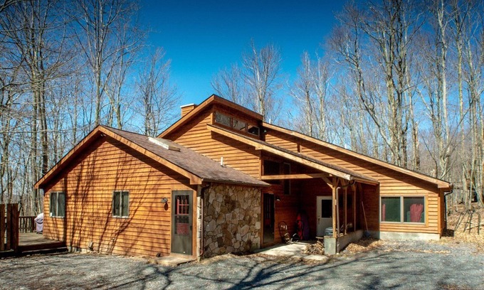 Old Timberline House | Inviting Dancing Bear Retreat: Pet Friendly with Lake Access