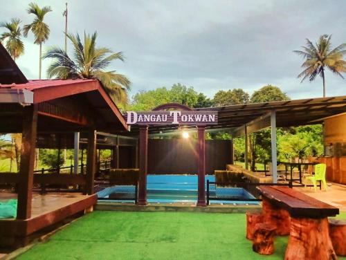 Kampung Tanjong Musang House | Discover Dangau Tokwan: Oceanfront Retreat with Pool Access