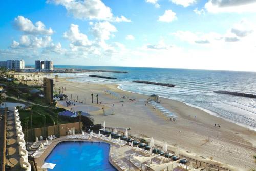 Herzliya Pituach Apartment | Seaside Retreat at Daniel Hotel with Oceanfront Pool