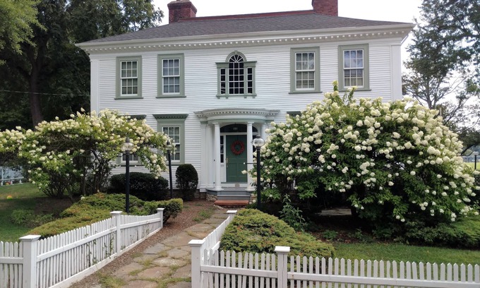 South Hadley Bed & Breakfast | Experience Daniel Stebbins House: Family-Friendly Retreat