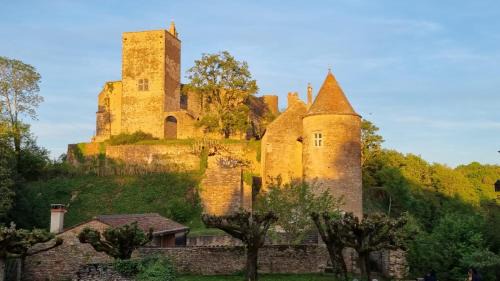 Martailly-Les-Brancion House | Dans le village médiéval
