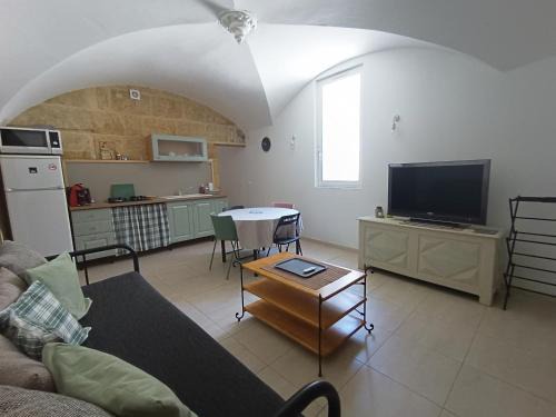 Montfrin Apartment | Indulge in Comfort at Dans Maison de Maître Apartment