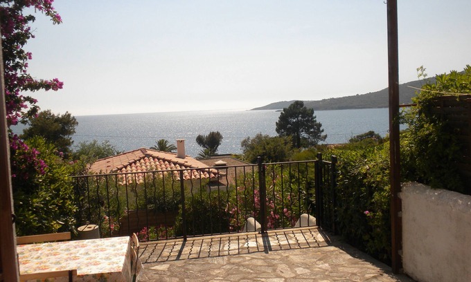 Vico House | Oceanfront Villa Mitoyenne Near Beaches with Scenic Views