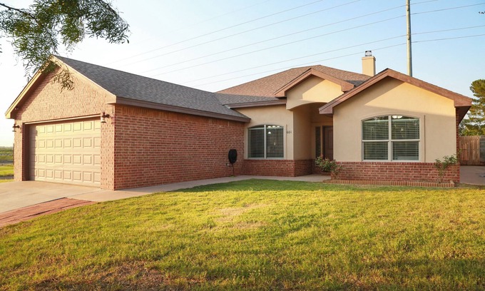 Big Spring House | Dante’s Place: Pet-Friendly 3BR Home with Ocean Views