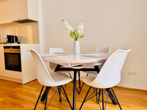 Kaisermuhlen Apartment | Prime Stay at Danube22 Apartment - 5-Star with Family Amenities