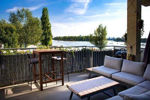 Donaustadt Apartment | Unforgettable Oceanfront Stay at Danuberoom - 4 Star Rated
