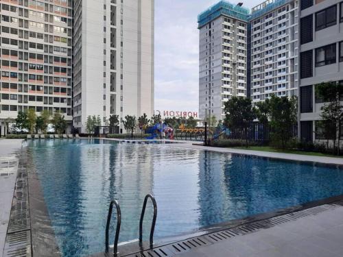Sepang Apartment | Discover DanZaStay1@HorizonSuite Near KLIA with Pool