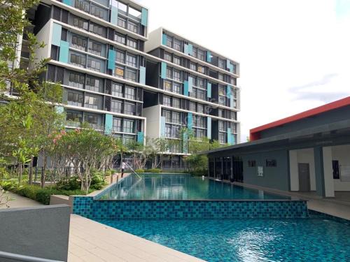 Kota Warisan Apartment | Explore DanZaStay2@CoreSoHo - Family-Friendly with Pool