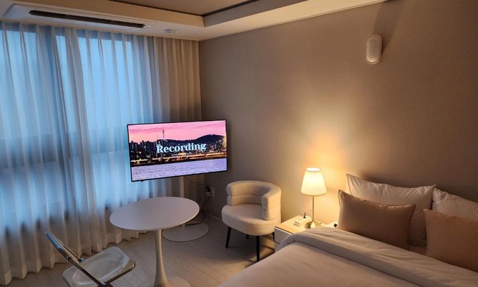 Seongnae-dong Apartment | Experience Residence Daon: 4-Star Retreat with Hot Tub