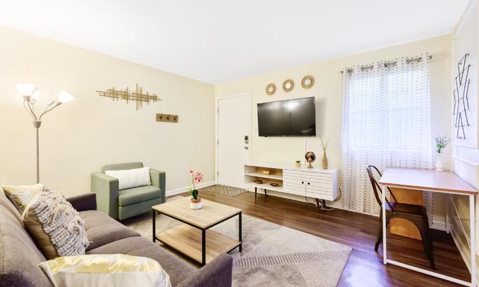 Durham Apartment | Inviting King Bed Retreat for Long Stays at Duke