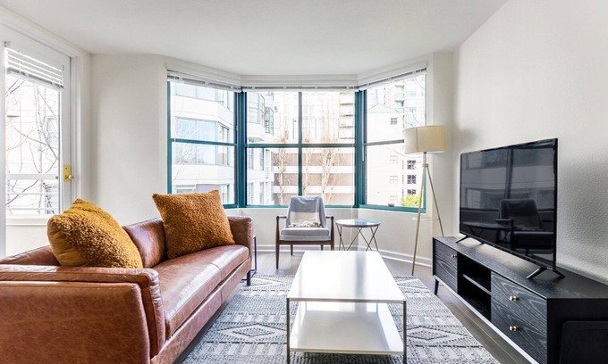South Beach Apartment | Stylish Waterfront Retreat in South Beach with Pool & Spa