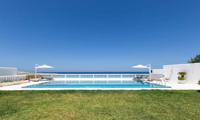 Rafraf House | Dar Barsha: Beachfront Bliss with Pool and Family Amenities