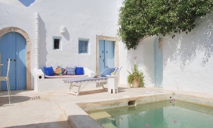 Erriadh House | Discover Dar Farah: Pet-Friendly Retreat with Pool & Breakfast