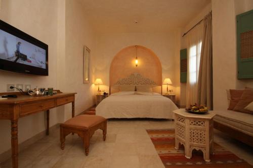 Tozeur Hotel | Unwind at Dar Saida Beya with Breakfast & Hot Tub Bliss