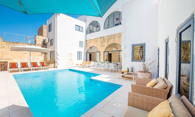 Xewkija Villa | Dar Tal-Moghoz: Family-Friendly Retreat with Pool & Kitchen
