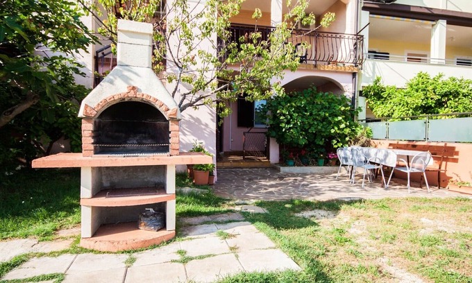 Monterol Apartment | Discover DARA House Apartments: Pet-Friendly with Pool & Spa