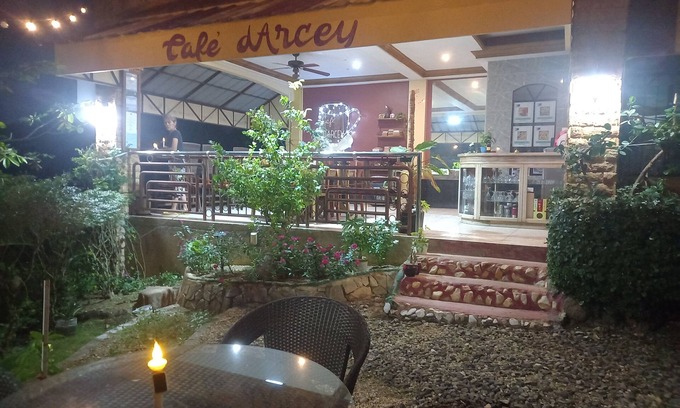 Tagbilaran House | Comfortable Darcey Residences: Family-Friendly with Spa