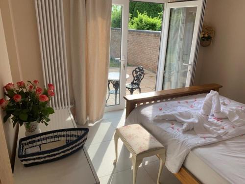 Iverley House | Family-Friendly Hotel Daria with Kitchen Amenities