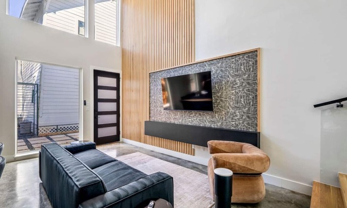 East Downtown Houston House | Stylish Retreat at The O’Four Lofts - Midnight Lux