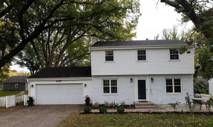 Edina House | Cozy Holiday Retreat: Pet and Child Friendly Escape