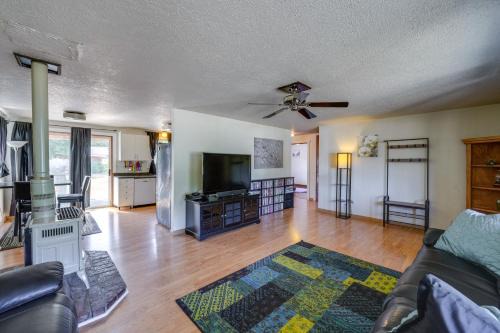 Darrington House | Cozy Darrington Rental with Private Yard & Mountain Views