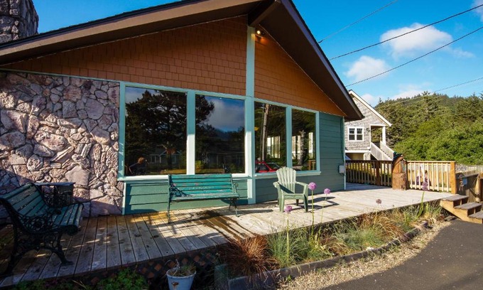 Neskowin House | Cozy Darrs Beach Cottage: Family-Friendly with Kitchen